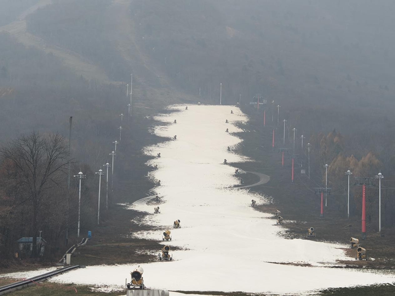 北大湖滑雪度假區正在造雪的雪道。實習生 王思皓攝