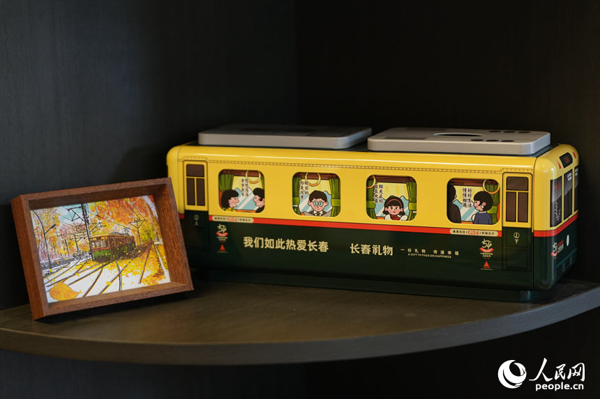 長春市推出的“長春禮物”電車主題文創產品。人民網記者 李洋攝