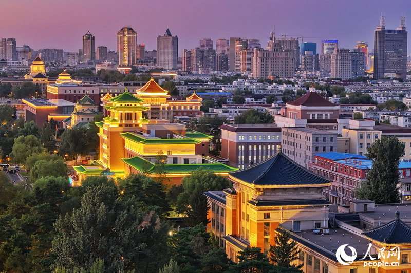 新民大街沿線歷史建筑被點亮。（資料照片）人民網記者 李洋攝