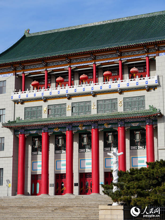 地質宮極具辨識度的“紅廊柱”“綠屋頂”已完成修繕。人民網記者 李洋攝