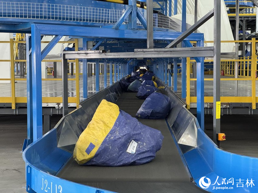 分揀車間內，一件件包裹在傳送帶上有序流動。人民網記者 李思玥攝