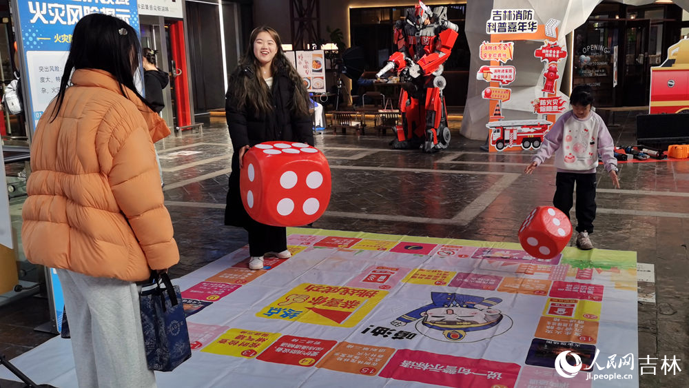 11月9日，大、小朋友參與游戲。人民網記者 王帝元攝