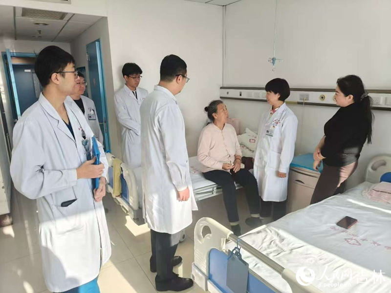 李曉東正在檢查患者術后恢復情況。實習生 王思皓攝