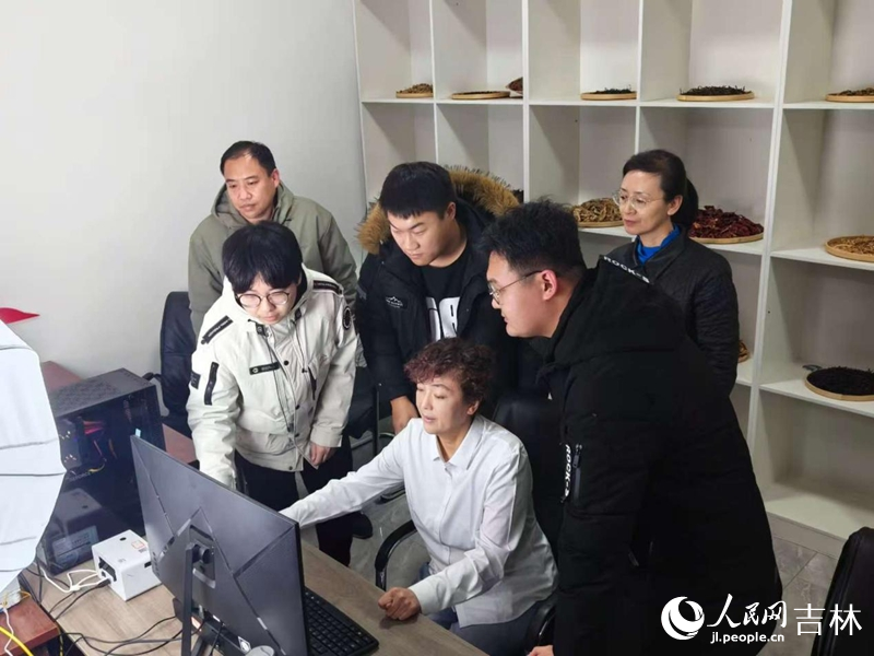 李巍巍正在指導工作。 實習生 王思皓攝