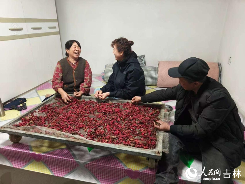 李巍巍正在村民家走訪。 實習生 王思皓攝