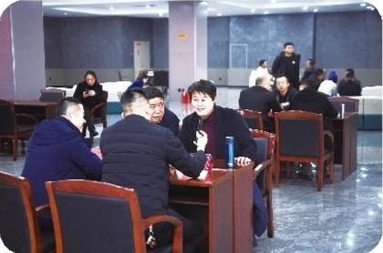 軍創企業代表與產業項目負責人對接洽談。