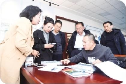 退役軍人創業導師對產業項目進行指導。