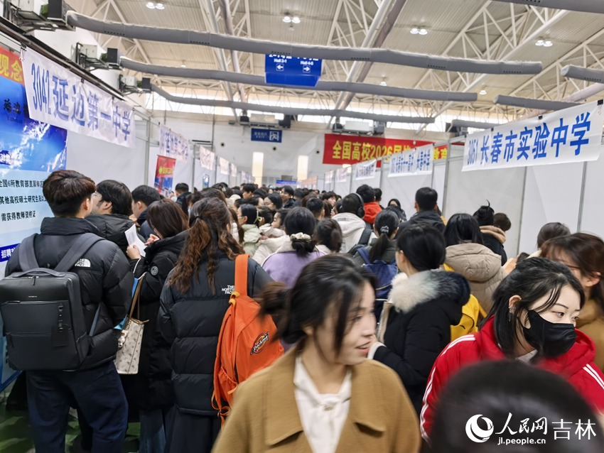 招聘會現場。姜迪 攝