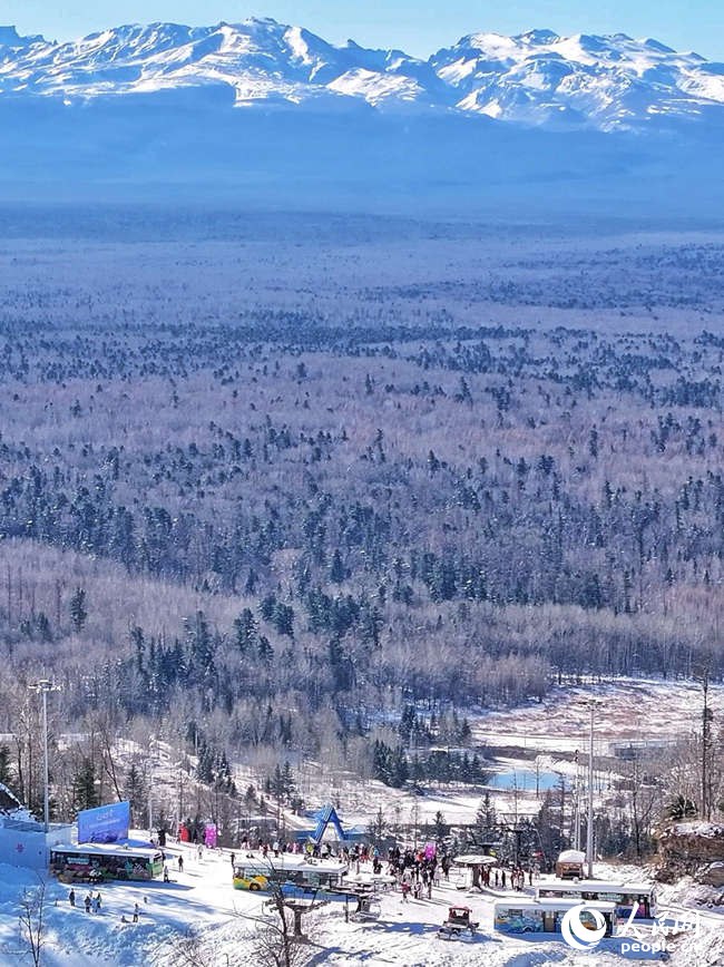在長白山和平滑雪場遠眺長白山。（資料照片）人民網記者 李洋攝