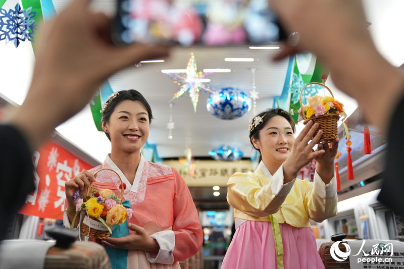 沈白高鐵列車上奏響“文化交響曲”。人民網記者 李洋攝