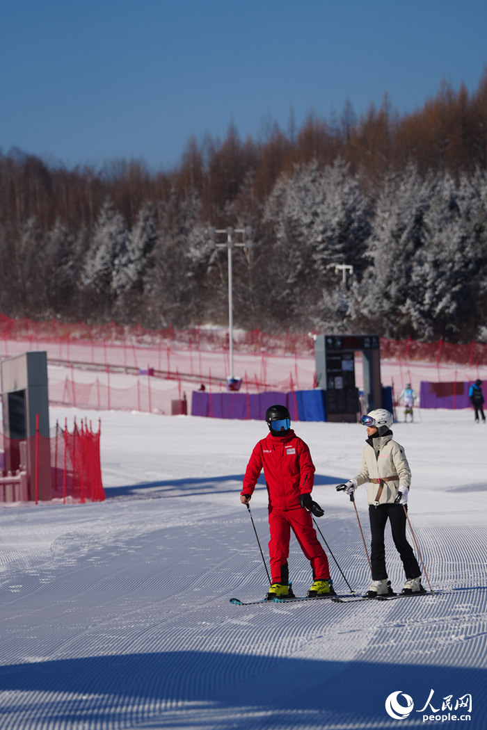 11月28日，滑雪愛好者在華美勝地山地滑雪場的“面條雪道”上練習滑雪。人民網記者 李洋攝