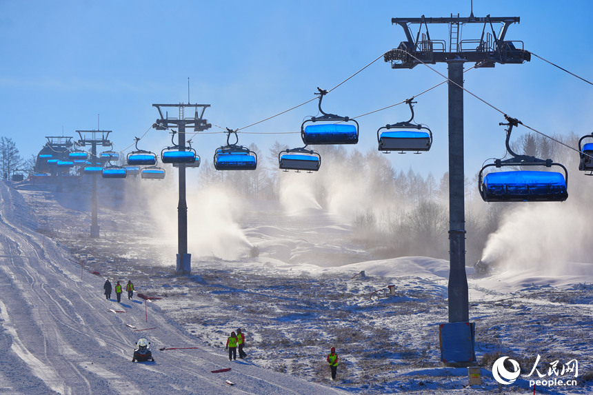 11月28日清晨，白山市華美勝地山地滑雪場的工作人員正在雪道上進行日常維護。人民網記者 李洋攝