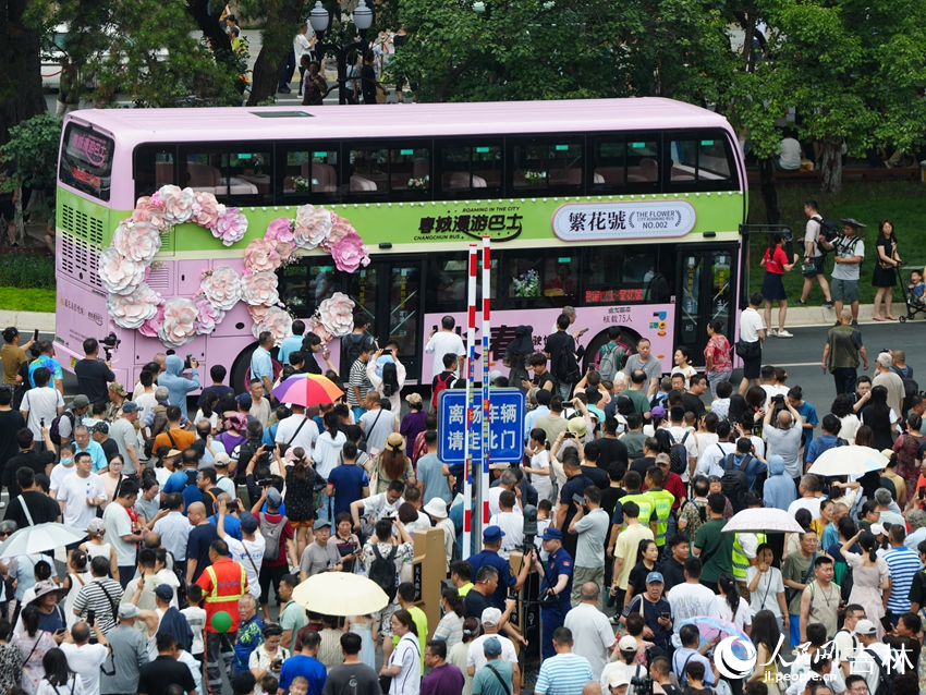 春城漫游巴士繁華號前游客排起長隊。人民網記者 李洋攝