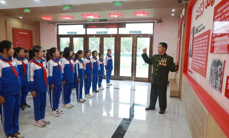 金萬春為孩子們講解烈士事跡