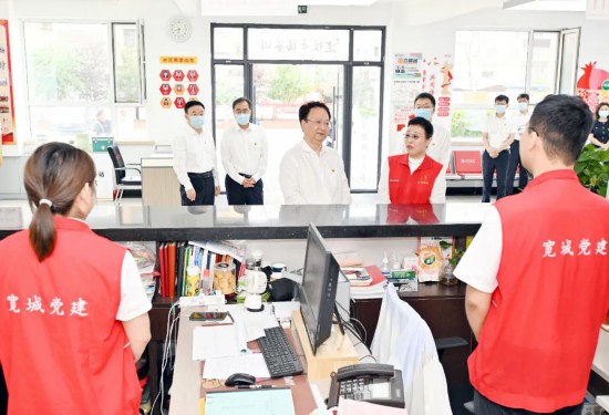 7月10日，吉林省委書記景俊海到長春市寬城區長山花園社區調研，與社區工作人員親切交流，實地察看便民服務開展情況。
