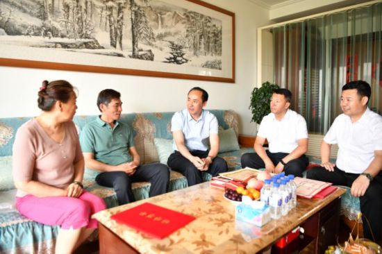 萬春江到楊靖宇將軍后代馬繼志家中走訪慰問。