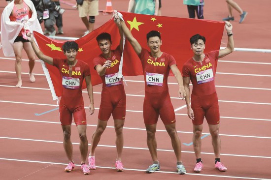 10月3日，由吉林省選手陳佳鵬和嚴海濱、謝震業、陳冠鋒（從左至右）組成的中國田徑男子接力隊，在賽后慶祝奪冠。 （記者 劉勃 張政 張寬 攝）