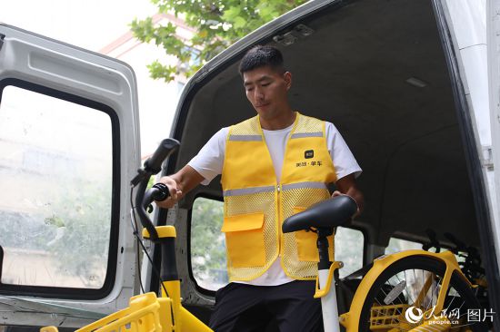 9月29日中午，單車運維員正在上海復興中路新天地地鐵站附近進行運維工作。人民網記者 龔莎攝