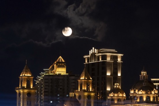 9月29日18時28分，一輪明月“羞答答”地從云中露出，在福州”閩江之心“上空升起。人民網記者 蘭志飛攝