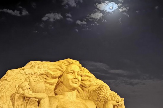 9月29日，在吉林省長春市文化廣場，賞雨后中秋圓月。人民網記者 王帝元攝