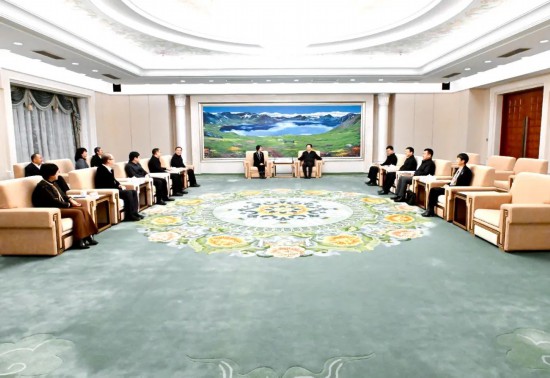 11月30日，吉林省委書記景俊海在長春會見人民日報社副總編輯徐立京等參加2023網上群眾工作大會的重要嘉賓。