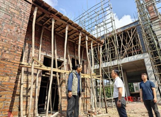 廣東省茂名市茂南區袂花鎮干部與村民溝通重建房屋進展。人民網 王雅蝶攝