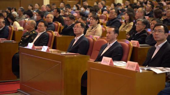 “吉林楷?！蓖蹒鞠冗M事跡報告會主辦方領導聆聽報告會