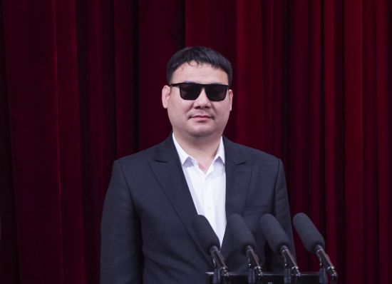 “吉林楷?！蓖蹒鞠冗M事跡報告團成員王凱作報告