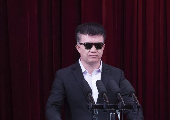 “吉林楷?！蓖蹒鞠冗M事跡報告團成員孫剛作報告