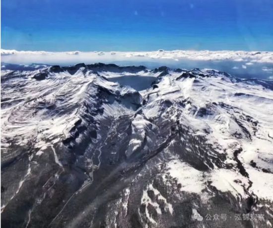 長白山頂峰終年積雪，故名長白山。