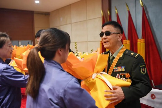 職工代表向王琦同志及報告團成員獻花。