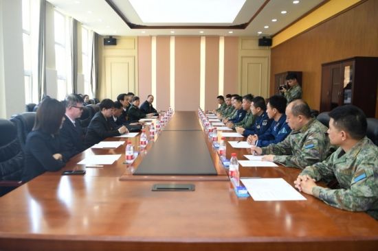 吉林省退役軍人事務廳、空軍航空大學相關領導和“吉林楷?！蓖蹒鞠冗M事跡報告團成員進行座談交流。