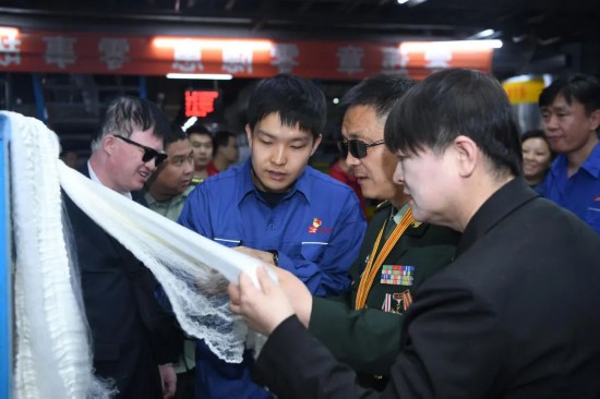 報告團成員到生產一線參觀。