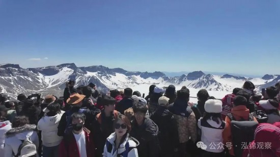 今年五一登頂的游客是非常幸運的，美麗的長白山晴空萬里、一覽無遺。