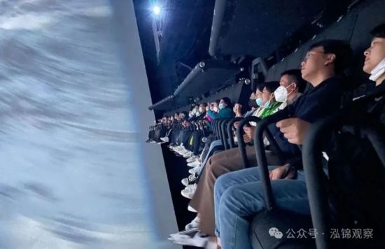 游客體驗《飛越長白山》。