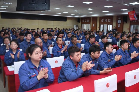 吉林化纖集團干部職工們正在認真聆聽事跡報告會。