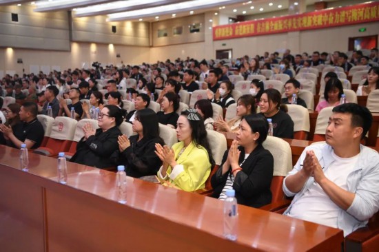 梅河新區各界群眾在現場聆聽事跡報告會。