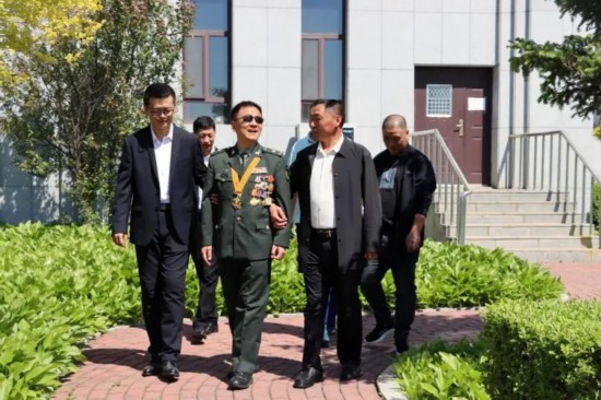 “吉林楷?！蓖蹒九c各界代表互動交流。