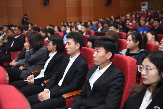 遼源市龍山區群眾在現場聆聽事跡報告會。