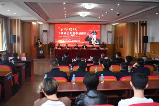 “吉林楷?！蓖蹒鞠冗M事跡巡回報告團在延吉市退役軍人創新創業孵化基地開展巡回宣講活動。