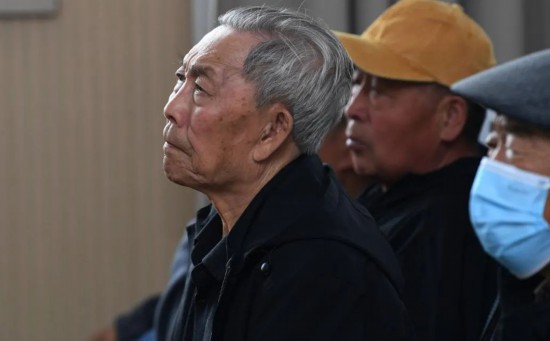 幸福社區居民認真聆聽事跡報告會。