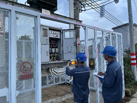 圖為惠州龍門供電局班組人員開展巡視測溫工作并根據工作內容納入工分庫。葛化沖攝