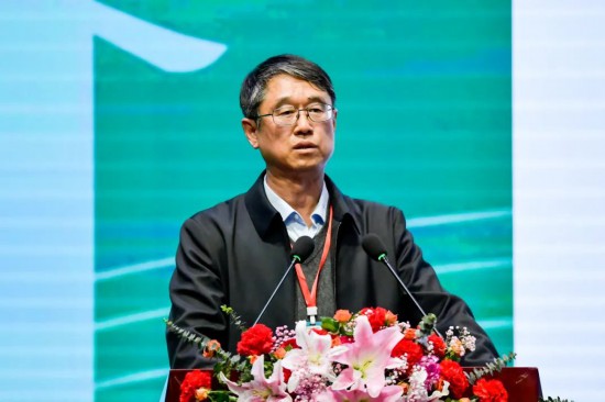 穆鋼教授作報告