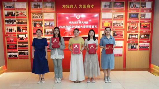 校黨委副書記高芳為教師講解員頒發聘書。