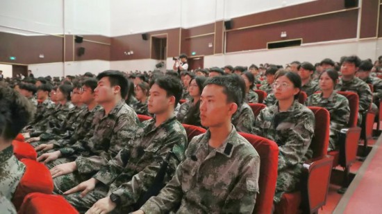 師生們全情投入在表演節目當中。