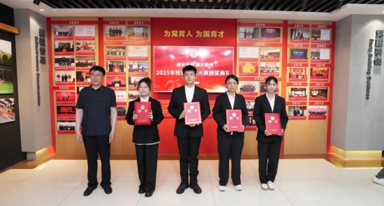 校史編撰工作室專家趙國強為學生講解員頒發聘書。