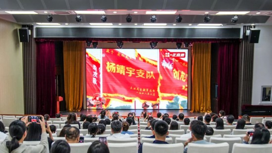 學院全體教職工觀看紀念中國人民抗日戰爭暨世界反法西斯戰爭勝利80周年大會直播。