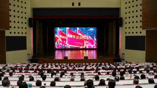 在院學員觀看紀念中國人民抗日戰爭暨世界反法西斯戰爭勝利80周年大會直播。